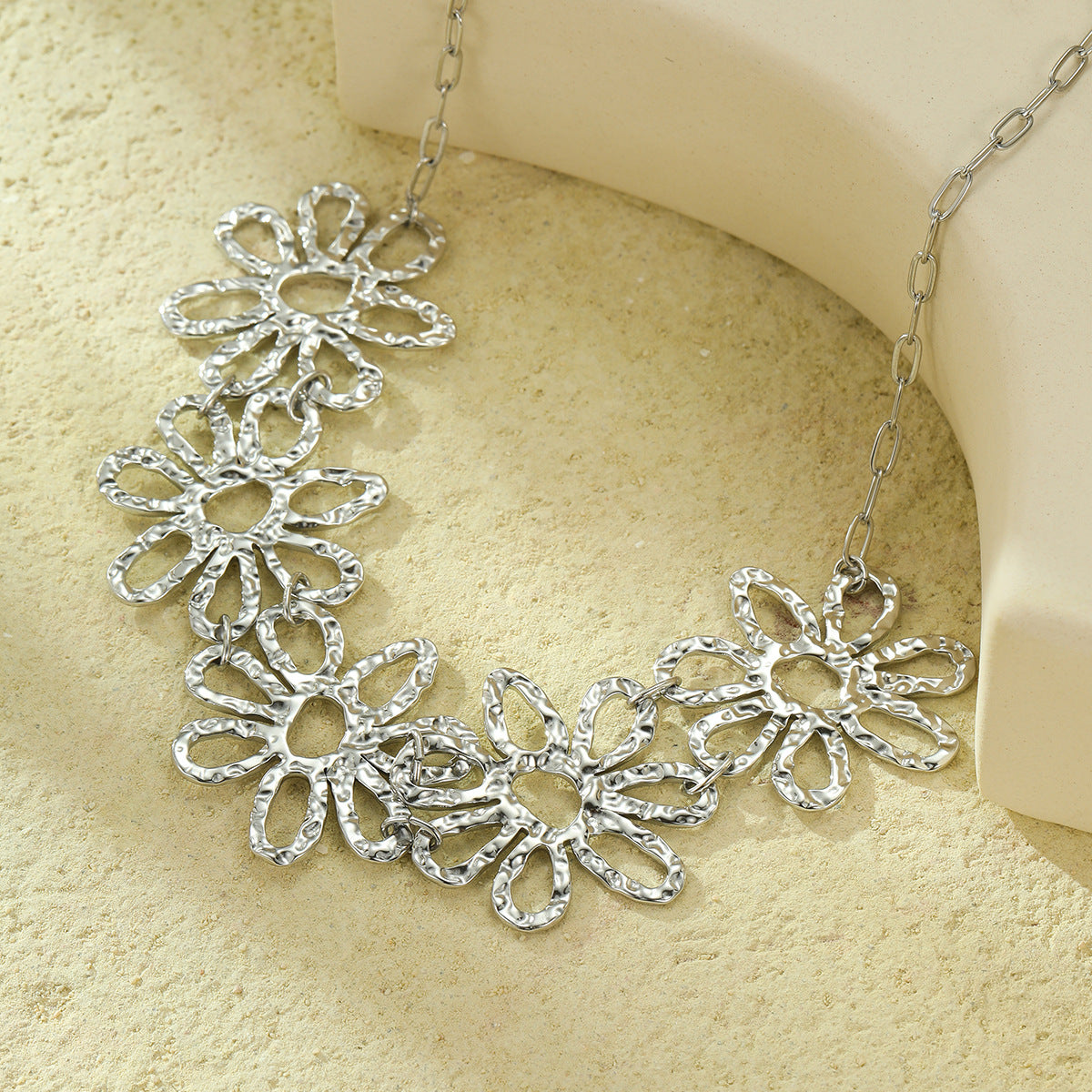 "Retro Asymmetric Cutout Floral Necklace – Light Luxury Style"